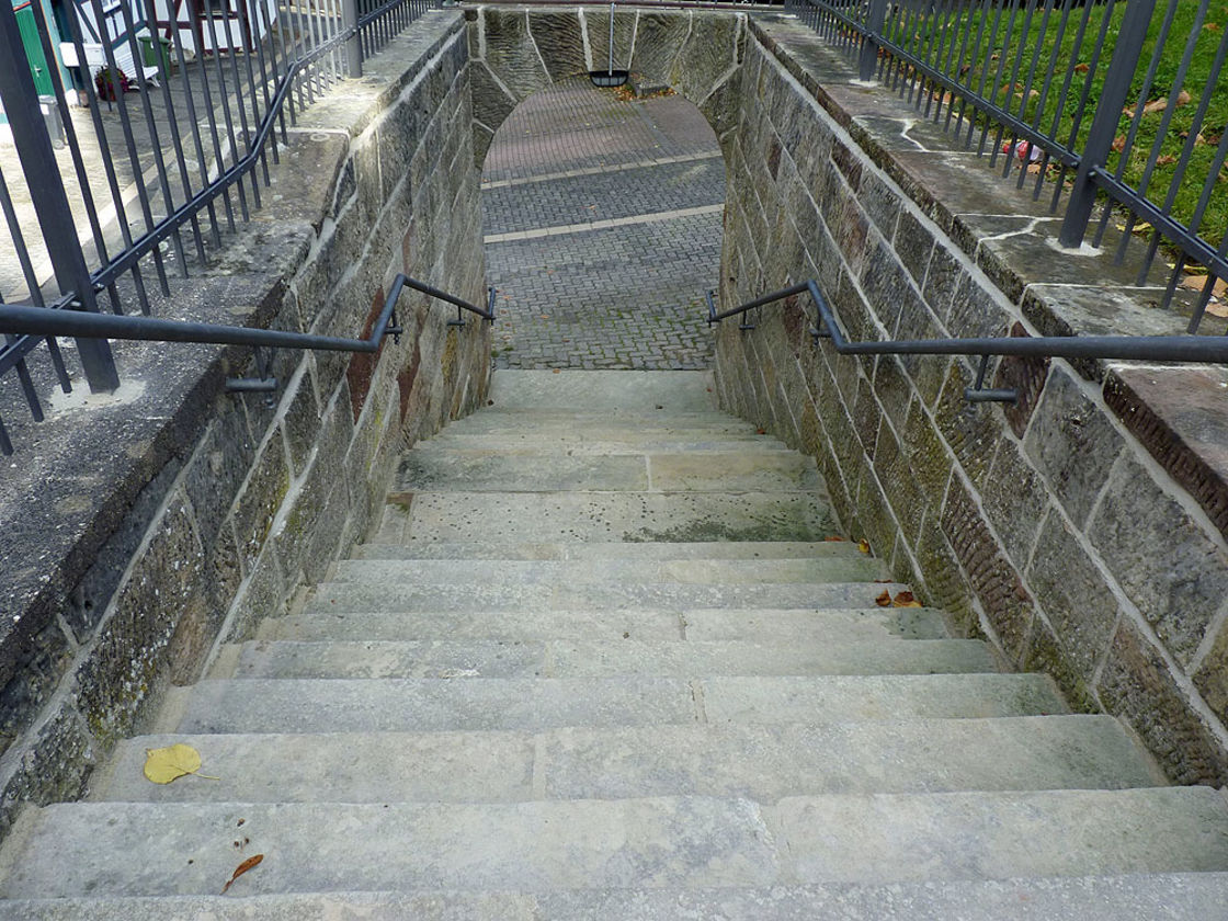 Fertigstellung der Treppe und der Pflasterarbeiten (Foto: Karl-Franz Thiede)